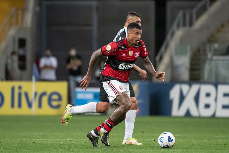 Kenedy em ação pelo Flamengo