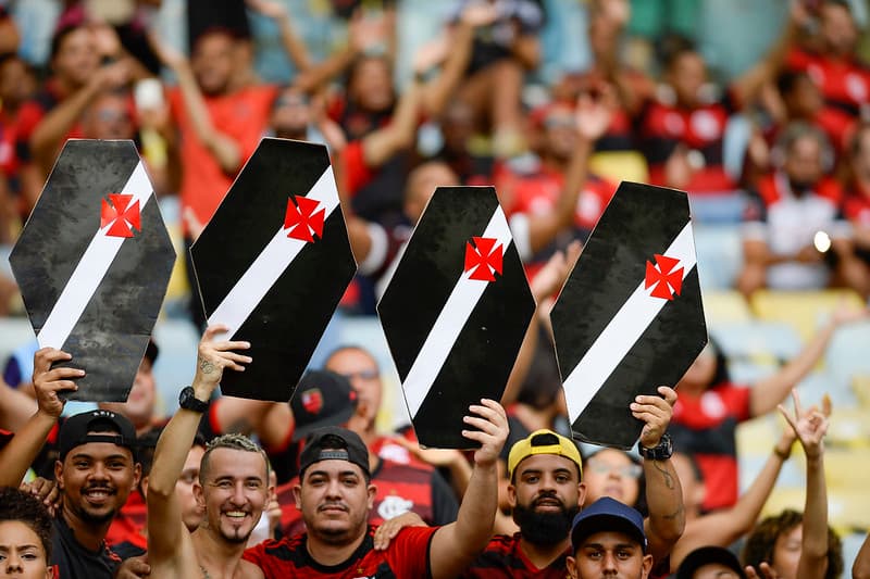 Torcedores do Flamengo zoando o Vasco no Maracanã; Cruzmaltino e Botafogo utilizaram viradas de mesa para evitarem rebaixamentos em 1986