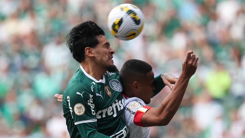 O jogador Gustavo Gómez, da SE Palmeiras, disputa bola com o jogador, do Red Bull Bragantino, durante partida válida pela sexta rodada, do Campeonato Brasileiro, Série A, na arena Allianz Parque.