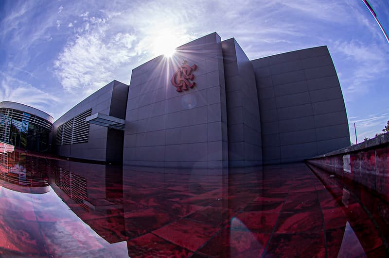 Ninho do Ururbu, CT do Flamengo; torcedores protestaram na porta do CT, negociação por Ângelo, escalação para Flamengo x Fluminense e as últimas notícias do Flamengo