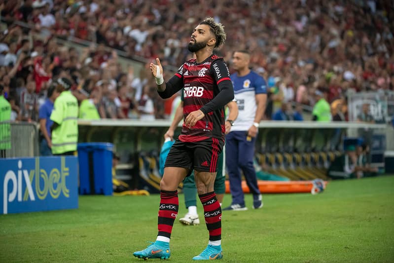 Gabigol comemorando gol do Flamengo contra o Fluminense no Brasileirão