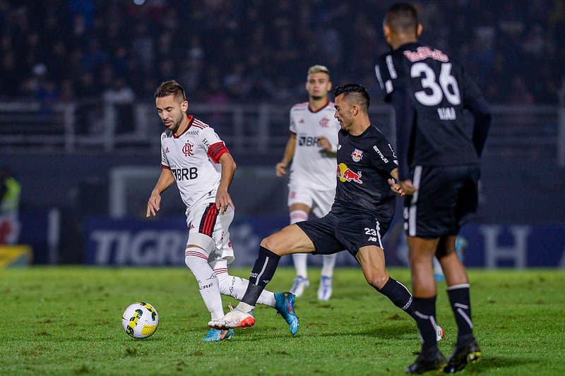 Lateral destaque do Bragantino se oferece ao Flamengo