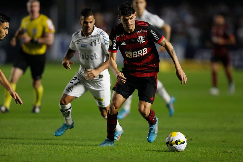 Ayrton Lucas em jogo Flamengo x Santos
