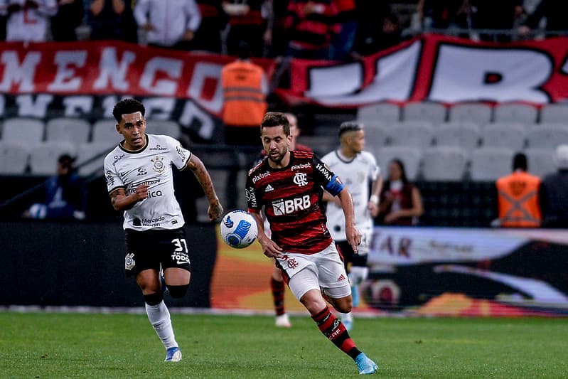 Everton Ribeiro com a torcida do Flamengo de visitante na Neo Química Arena