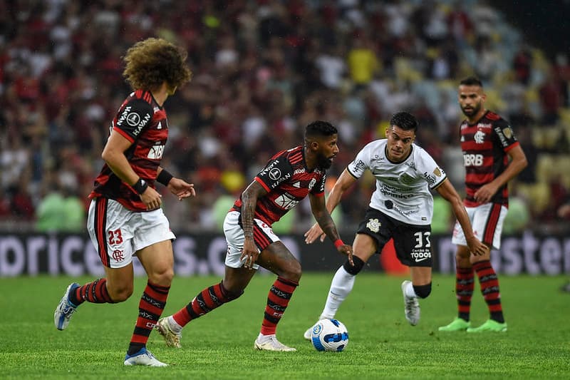 Flamengo e Corinthians em jogo da Libertadores, antes de final da Copa do Brasil