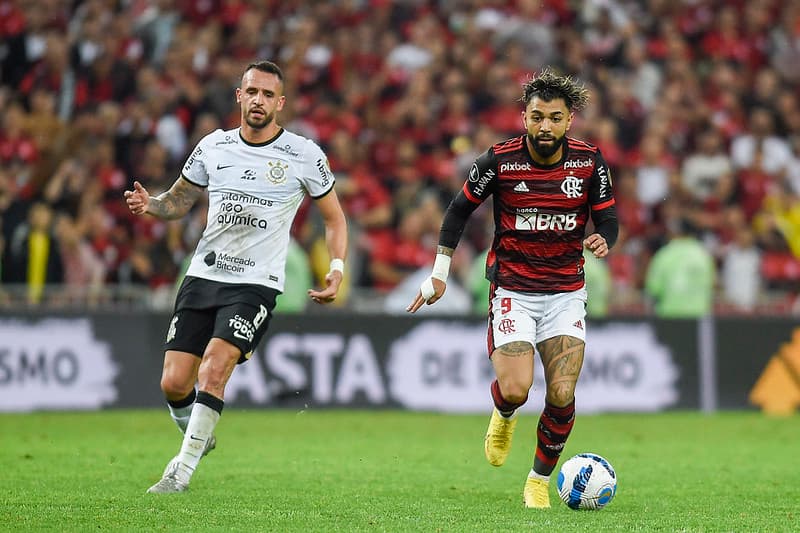 Gabigol sendo observado por Renato Augusto no jogo Flamengo x Corinthians