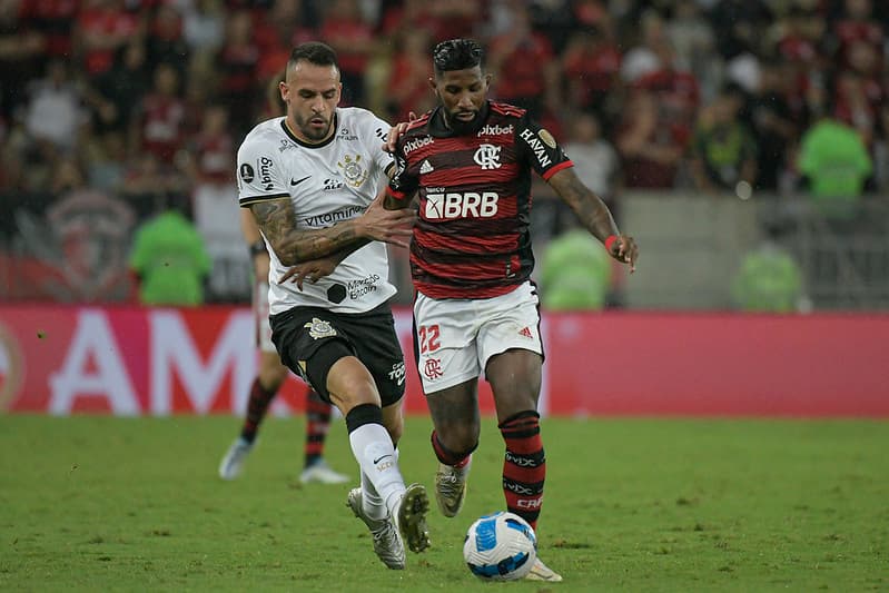 Renato Augusto contra o Flamengo, no Maracanã