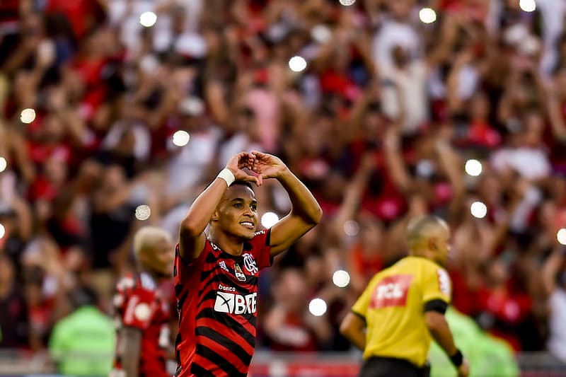 Lázaro fazendo coração para a torcida do Flamengo