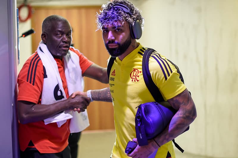Denir cumprimenta Gabigol na entrada do vestiário