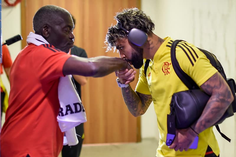 Seu Denir e Gabigol no vestiário do Flamengo no Maracanã