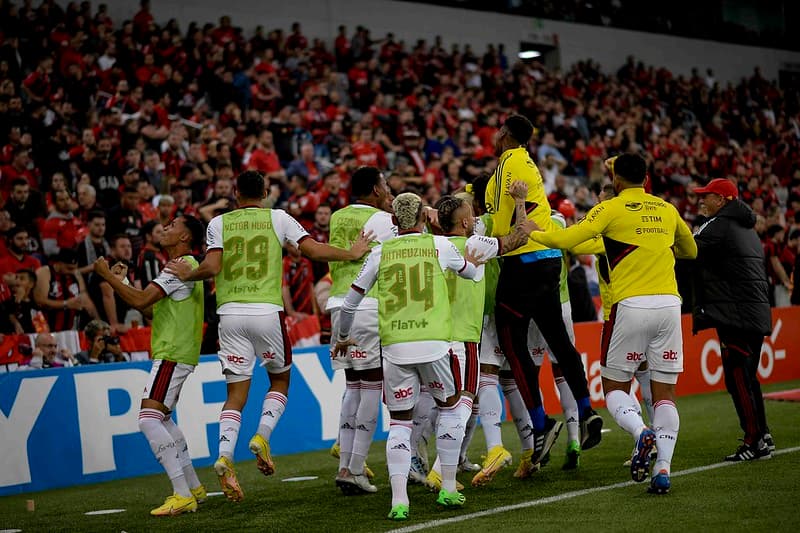 Jogadores do Flamengo comemoram gol contra o Athletico-PR