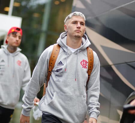 Agente de Varela atualiza sobre futuro do lateral no Flamengo