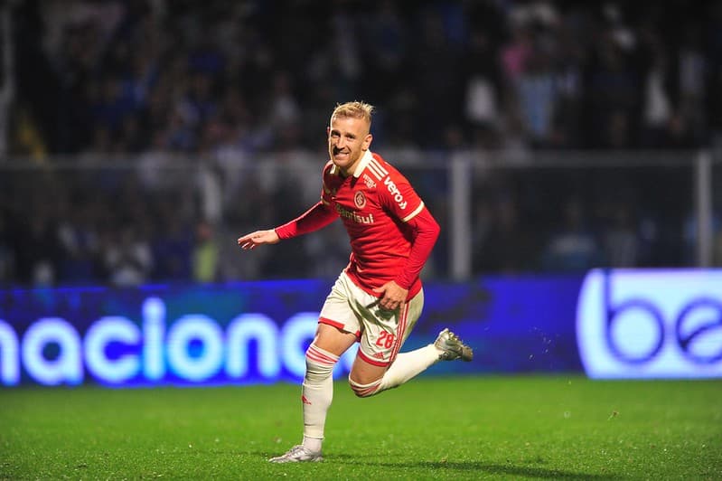 Pedro Henrique comemora gol pelo Internacional