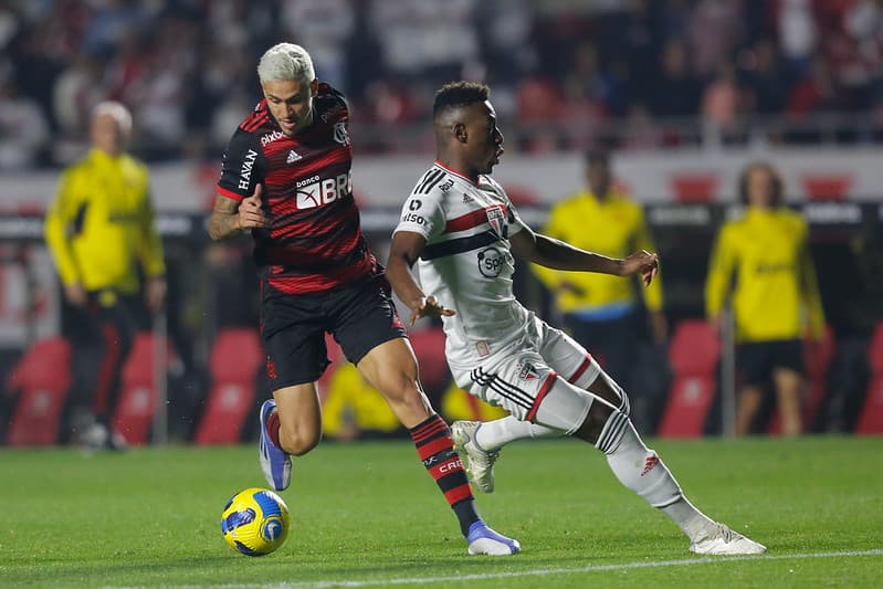 Pedro driblando Léo Pelé no jogo do Flamengo contra o São Paulo pela Copa do Brasil