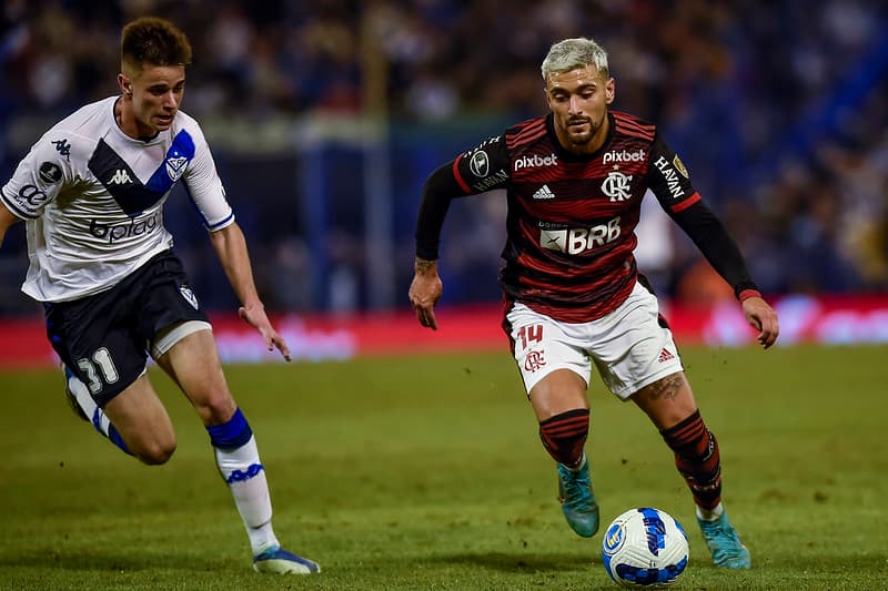 Meia do Flamengo, Arrascaeta se desmarca de defensor do Vélez