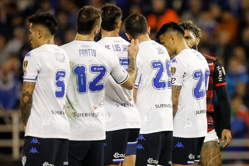 Jogadores do Vélez Sarsfield durante jogo na Argentina