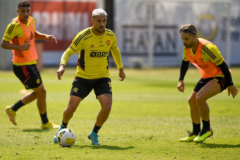 Arrascaeta treinando no Ninho do Urubu, centro de treinamento do Flamengo