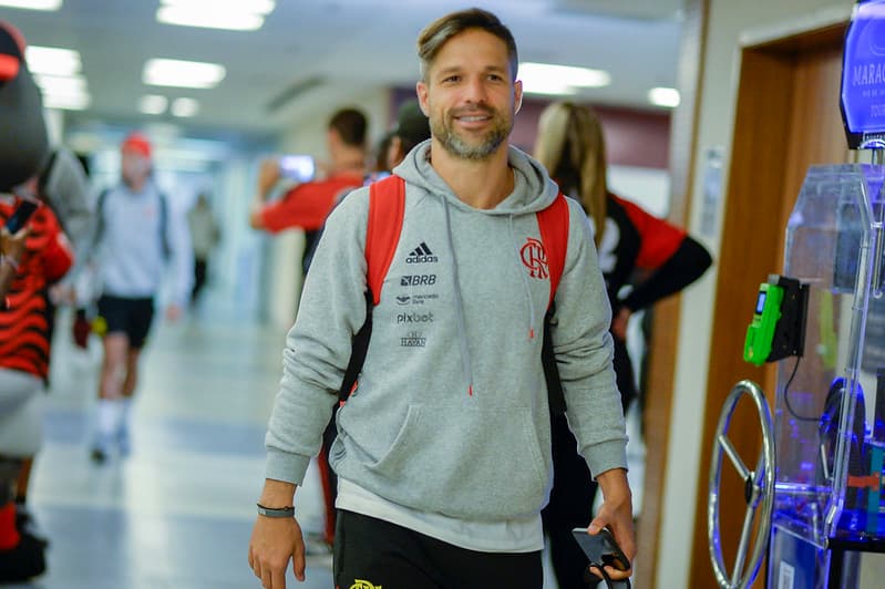Diego Ribas chega ao Maracanã antes de jogo com o Ceará