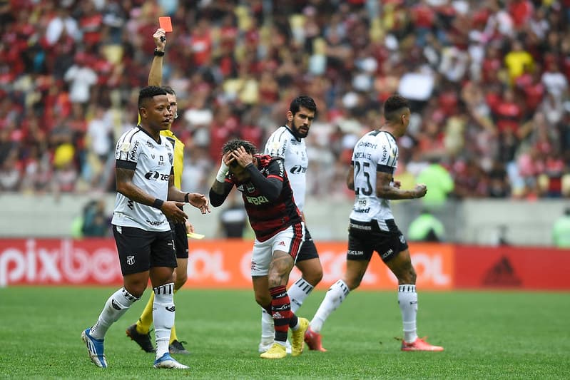 Gabigol aborrecido após receber cartão vermelho em jogo do Flamengo; STJD absolveu Gabriel por unanimidade