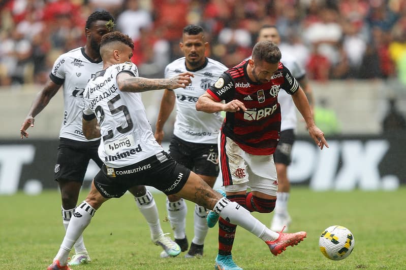 Everton Ribeiro, meia do Flamengo, conduzindo a bola contra defensores do Ceará