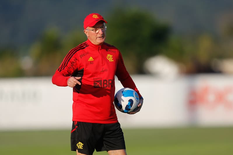 Dorival Júnior comanda o treino no Flamengo antes do jogo contra o Vélez