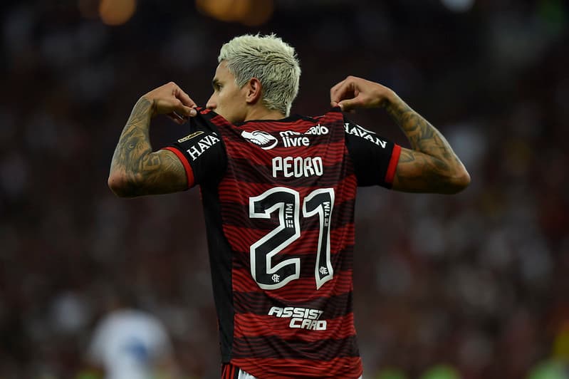 Pedro bate recorde de Zico em Flamengo x Vélez e comemora