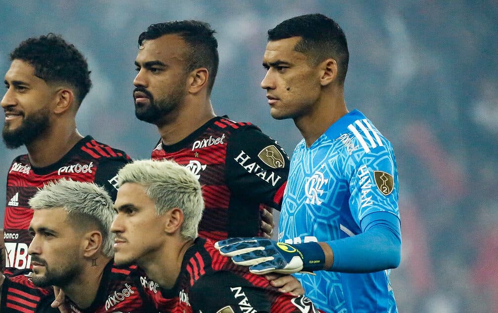 santos ao lado dos jogadores do flamengo contra o velez