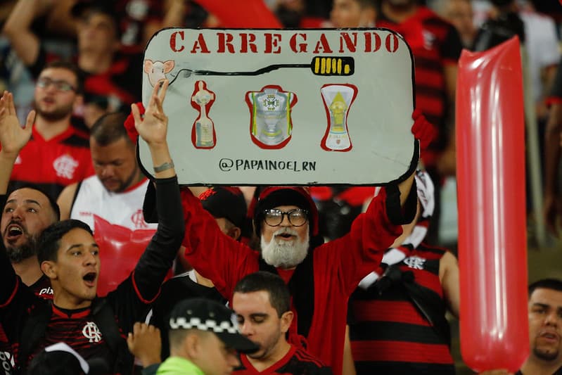 Torcedor do Flamengo na arquibancada do Maracanã durante jogo contra o Vélez