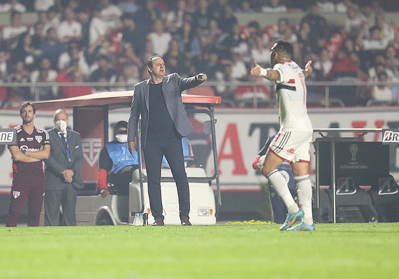 Rogério Ceni orienta o time do São Paulo no Morumbi