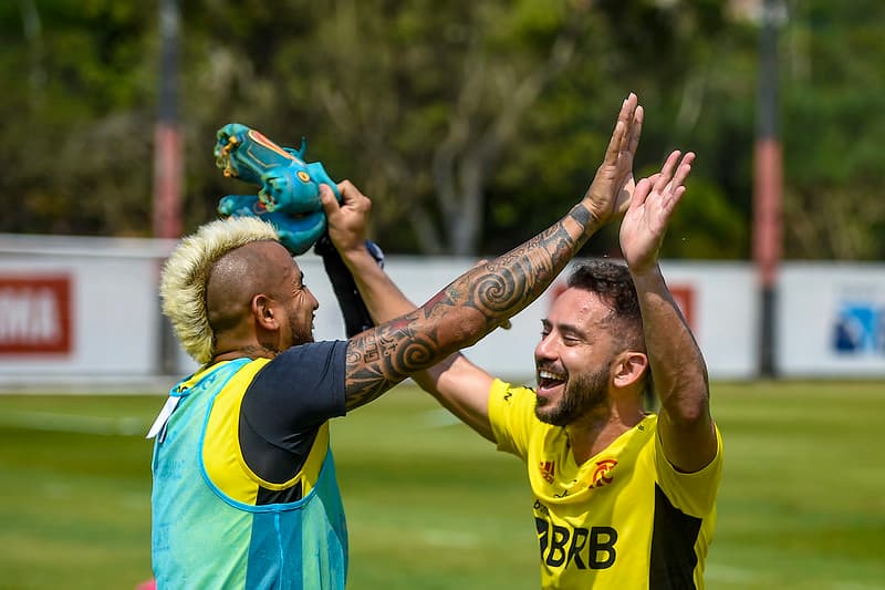 Vidal e Everton Ribeiro se cumprimentam em treino do Flamengo