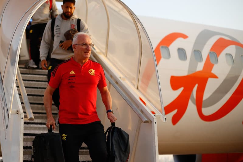 Dorival, treinador do Flamengo, desembarca para jogo contra o Goiás