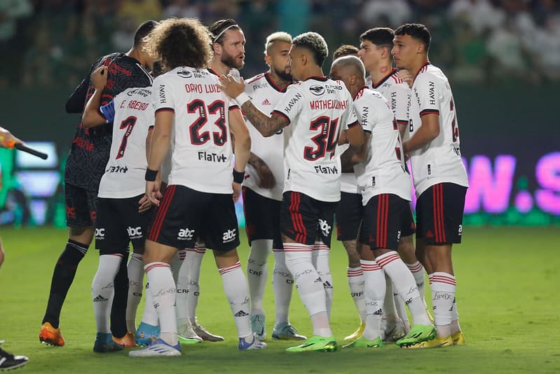 Tme do Flamengo contra o Goiás.