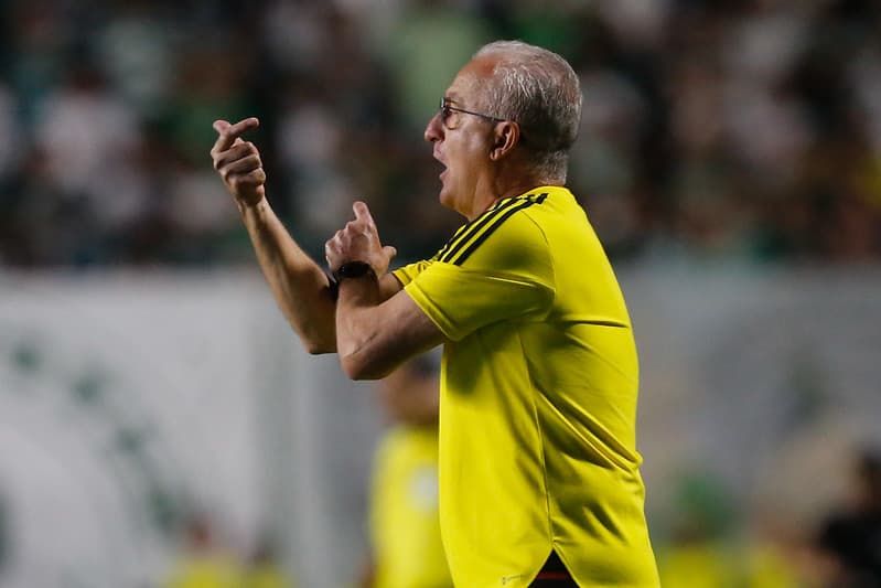 Dorival no jogo com o Goiás.