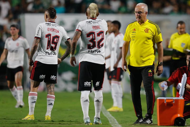 Vidal e Dorival durante Flamengo x Goiás