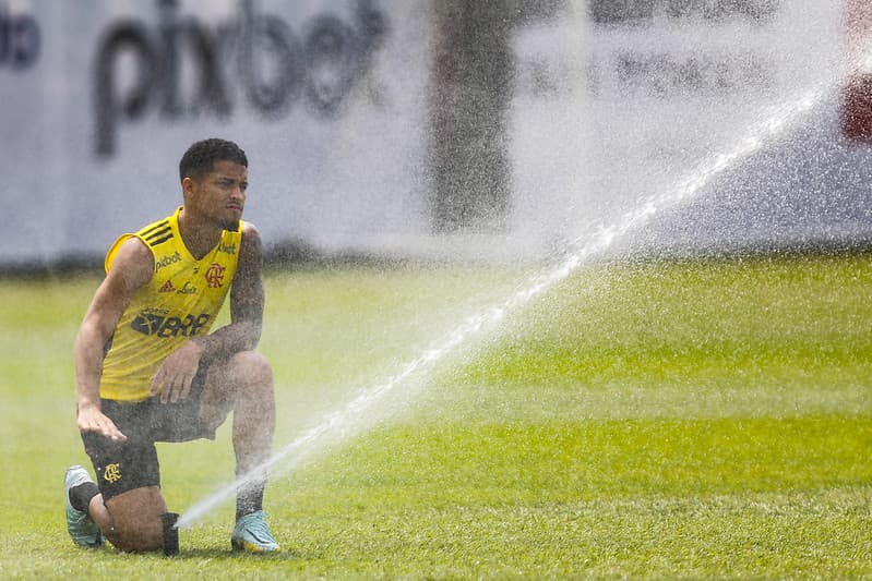 João Gomes brinca com irrigador durante treino