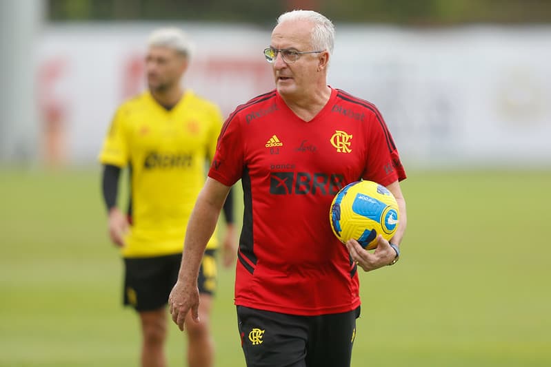 Dorival Junior, técnico do Flamengo, no treino do time no Ninho do Urubu