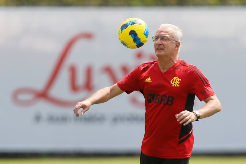 Dorival Junior domina bola no treino do Flamengo