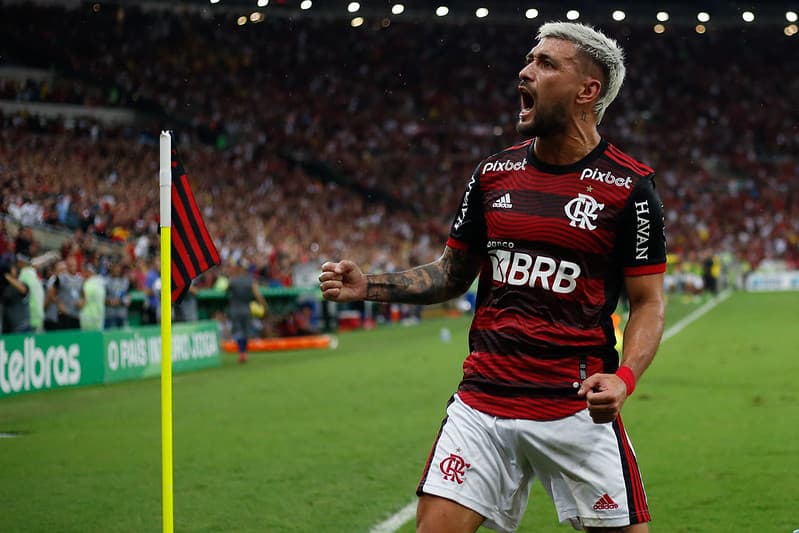 Arrascaeta comemora gol do Flamengo contra o São Paulo no Maracanã.