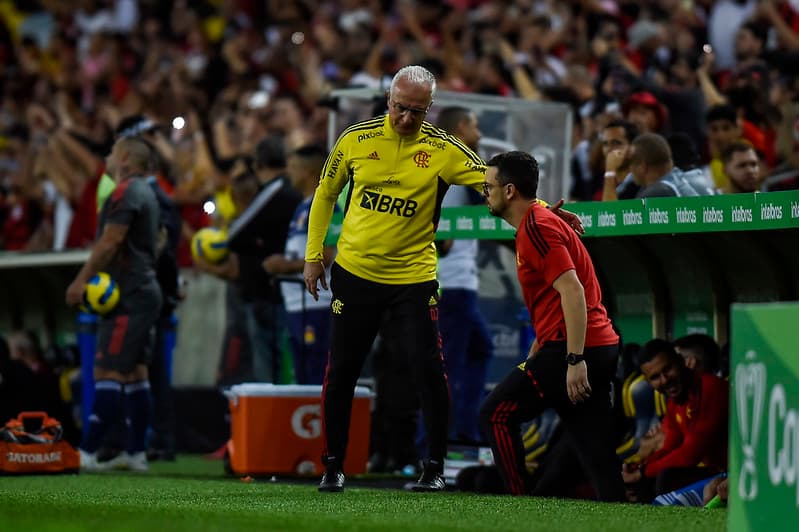 Técnico do Flamengo, Dorival Júnior conversa com seu filho e auxiliar