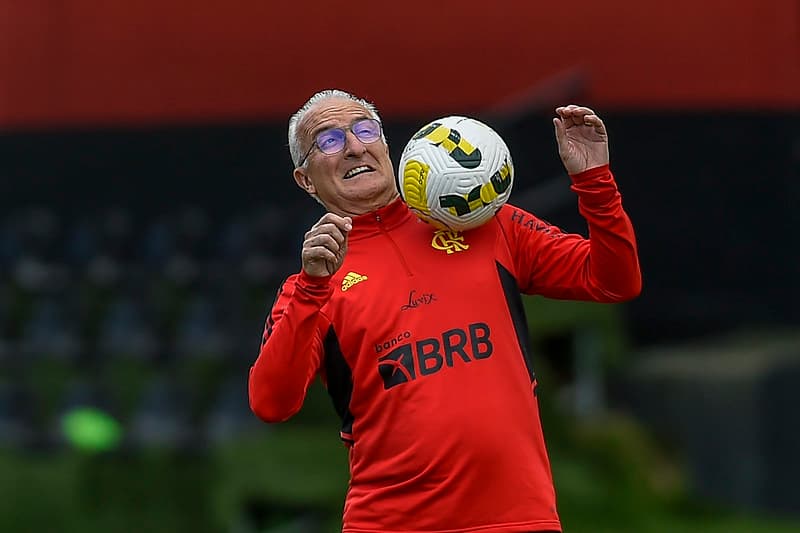 Dorival Júnior toma atitude sobre escalação do Flamengo contra o Fluminense