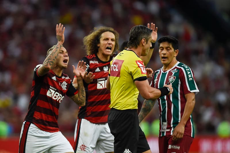 David Luiz e Cebolinha reclamam com Raphael Claus durante o FlaxFlu