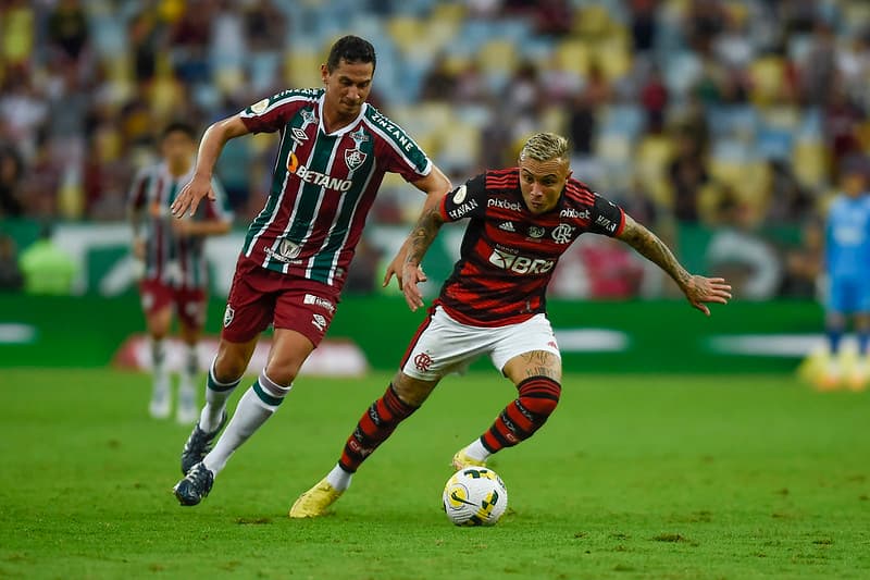Cebolinha disputa lance com Ganso no Fla x Flu