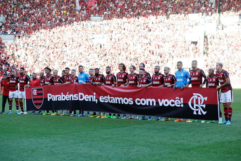 Elenco do Flamengo no Maracanã antes do jogo com o Fluminense