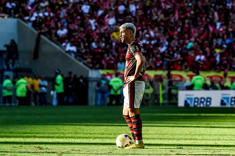 Arrascaeta durante jogo contra o Fluminense no Maracanã
