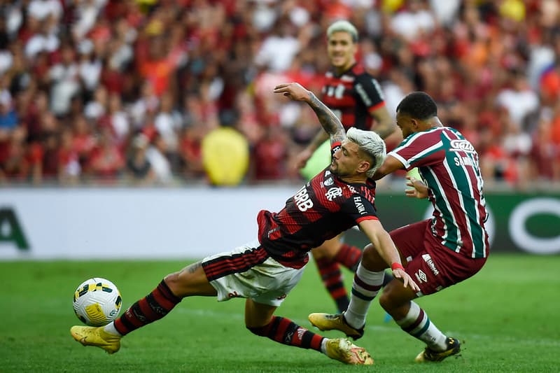 Arrascaeta sofrendo falta no jogo do Flamengo contra o Fluminense