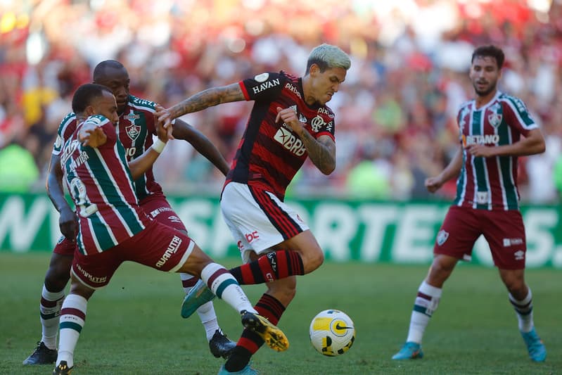 Pedro disputa lance contra o Fluminense, no Macaranã