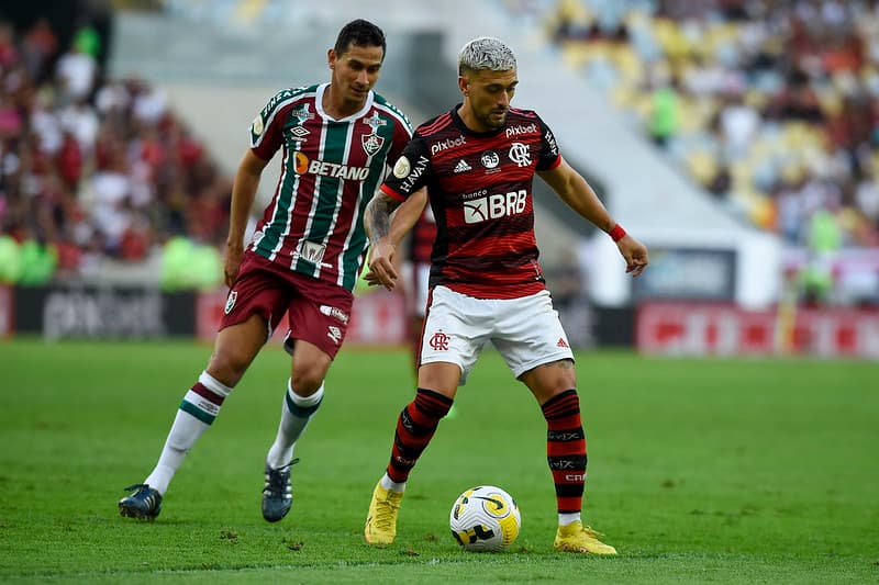 Arrascaeta e Ganso no jogo Flamengo x Fluminense