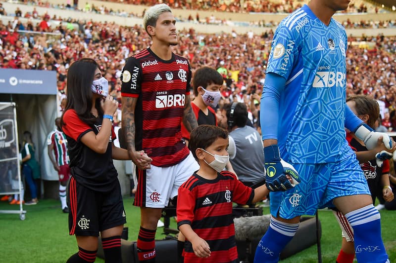 Pedro, do Flamengo, entra em campo contra o Fluminense no9 Maracanã