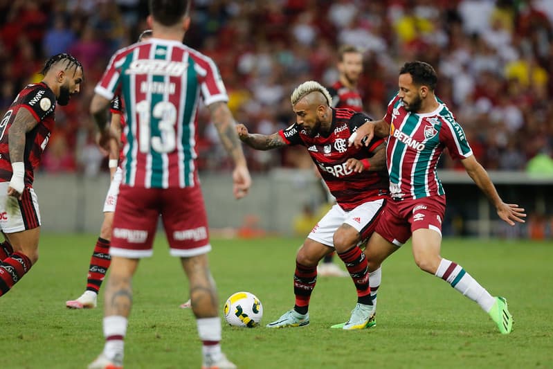 Vidal, do Flamengo, disputa bola em Fla x Flu