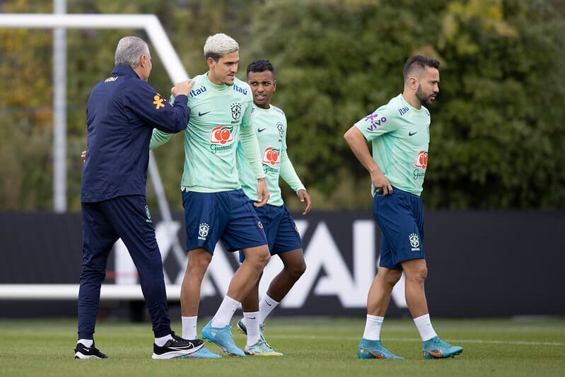 Pedro, Everton Ribeiro e Rodrygo cumprimentando o técnico tite, da Seleção Brasileira